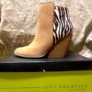 Very Volatile Booties Sz 9